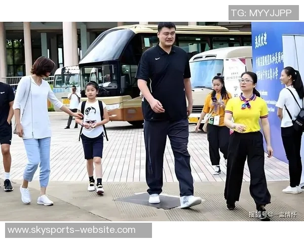 姚明温暖瞬间抱起男孩展现巨人柔情引发网友热议